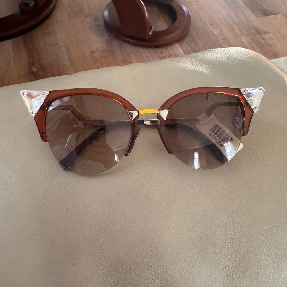 Fendi Cat-Eye Sunglasses with crystal - Picture 2 of 4